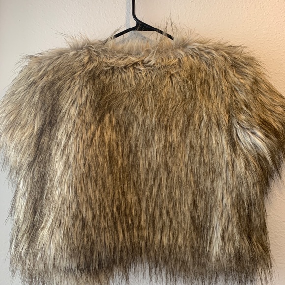 Jennifer Lopez Sleeveless Faux Fur - Picture 3 of 3